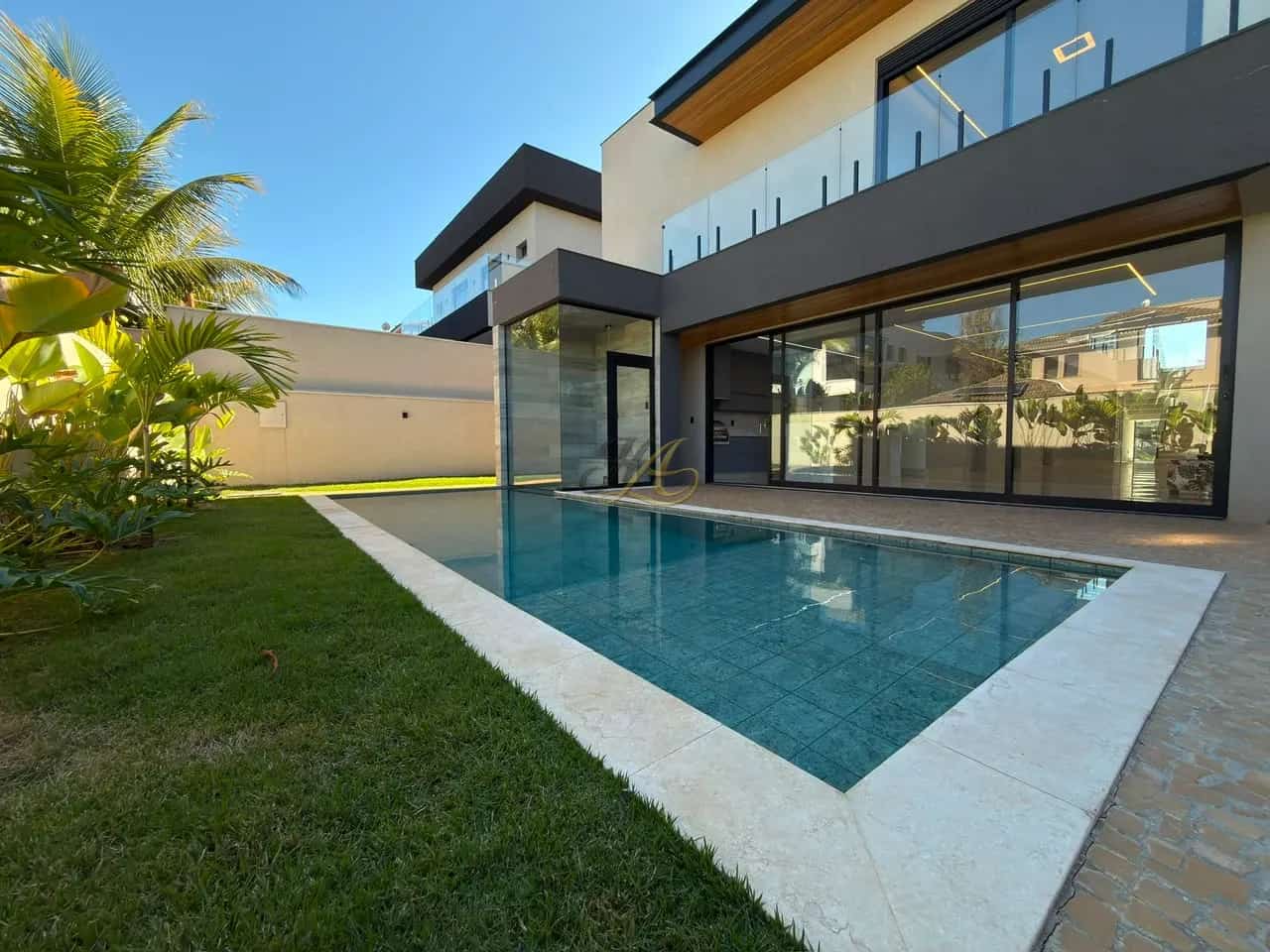 Sobrado de 400m² com 5 suítes à venda em condomínio | Jardim Olhos d’água