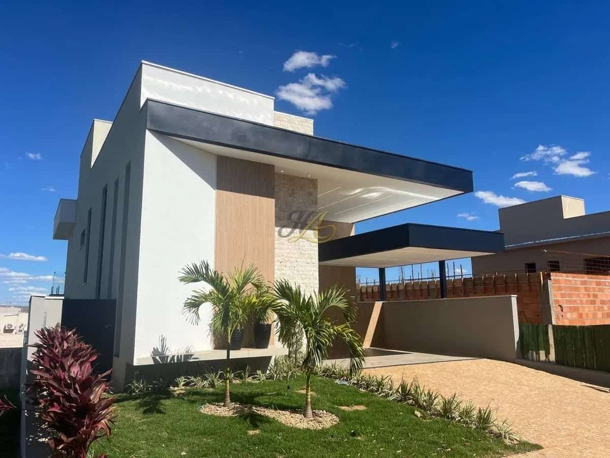 Sobrado de 294m² com 4 suítes e piscina à venda em condomínio | Vila do Golfe