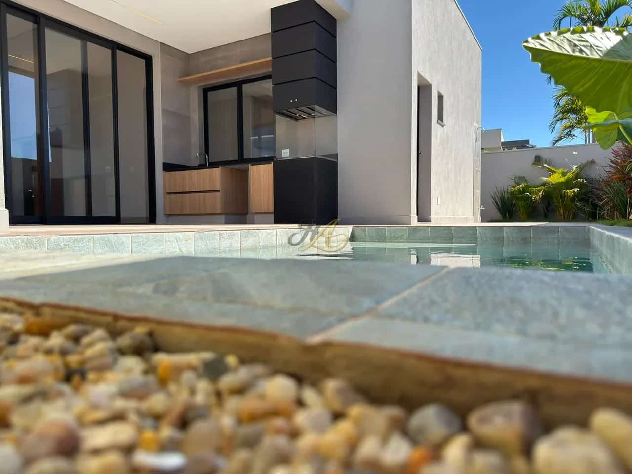 Casa de 203m² com 03 suítes, escritório e piscina à venda em condomínio | Quinta dos Ventos