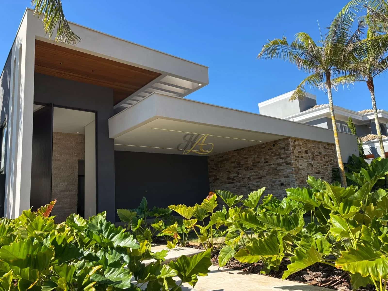 Casa térrea de 350m² com 4 suítes, piscina aquecida e sauna à venda em condomínio | Alphaville