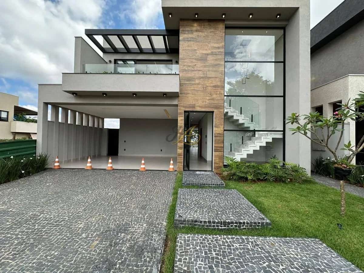 Sobrado de 261 m² com 4 suítes, rooftop com ofurô e piscina à venda em condomínio | Vila do Golfe