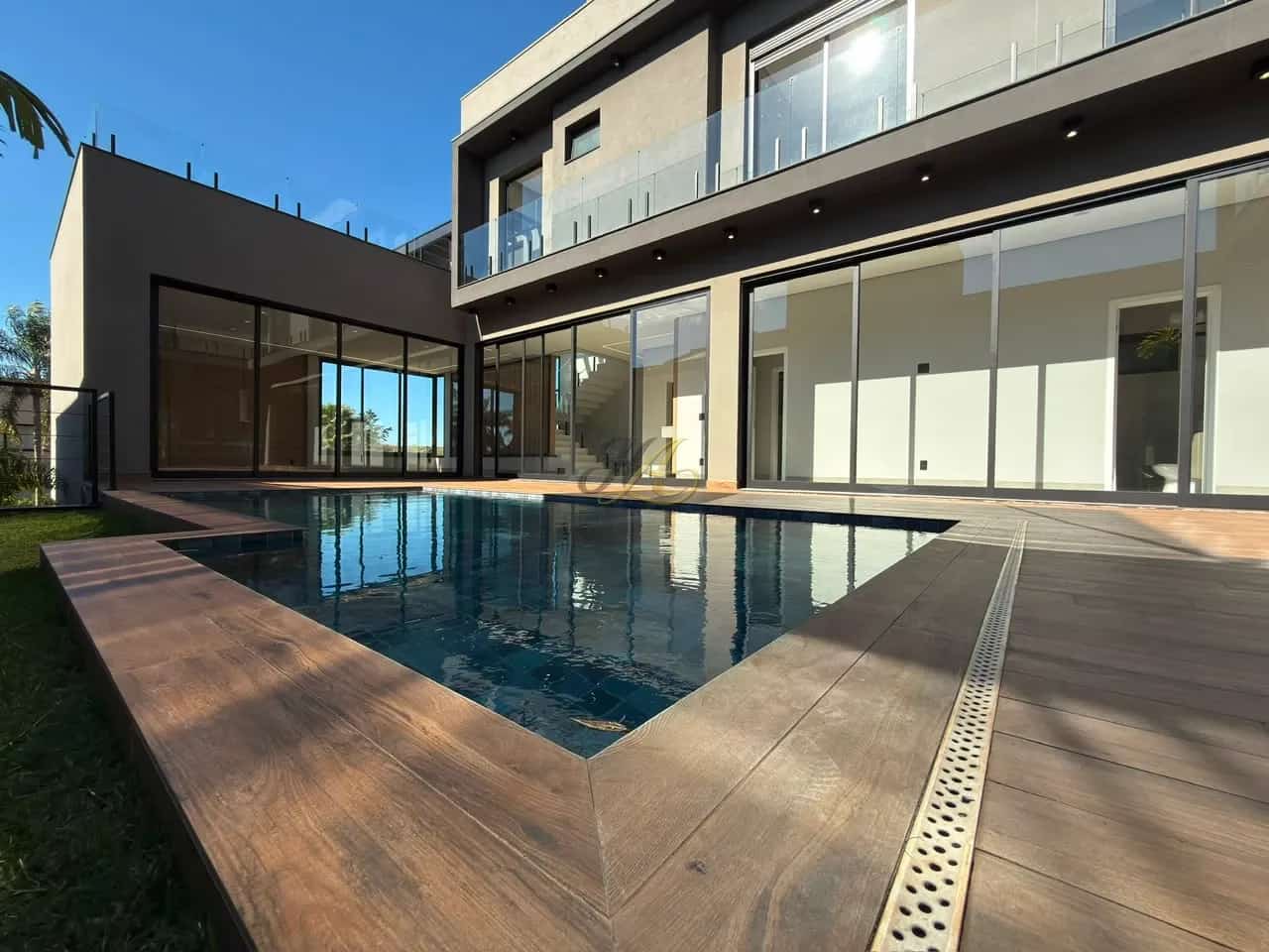 Sobrado de 430m² com 4 suítes, elevador e piscina aquecida à venda em condomínio | Alphaville