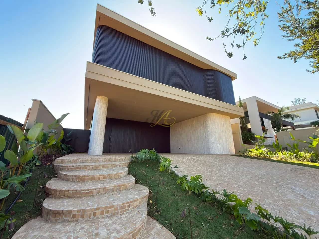 Sobrado de 385m² com 4 suítes, elevador e piscina aquecida à venda em condomínio | Vila do Golfe