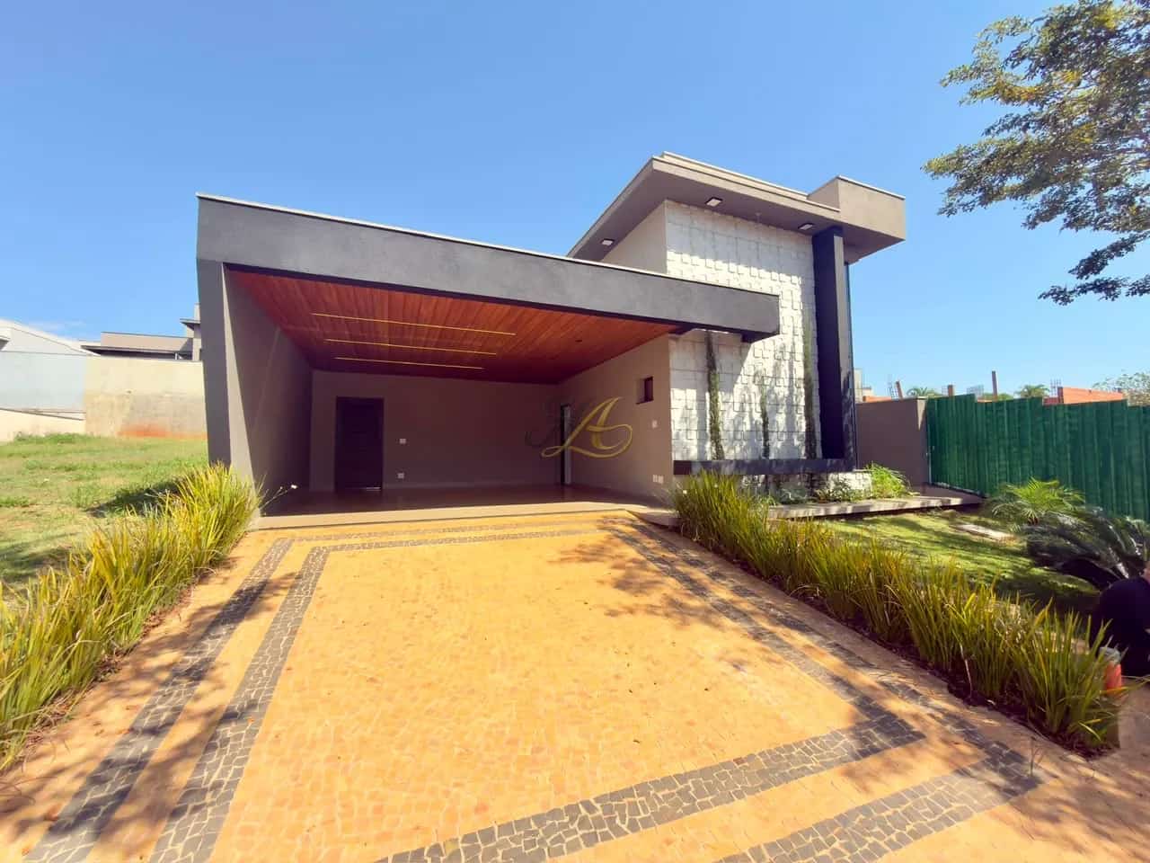 Casa térrea de 188 m² com 3 suítes, escritório e piscina aquecida à venda em condomínio | Vila do Golfe