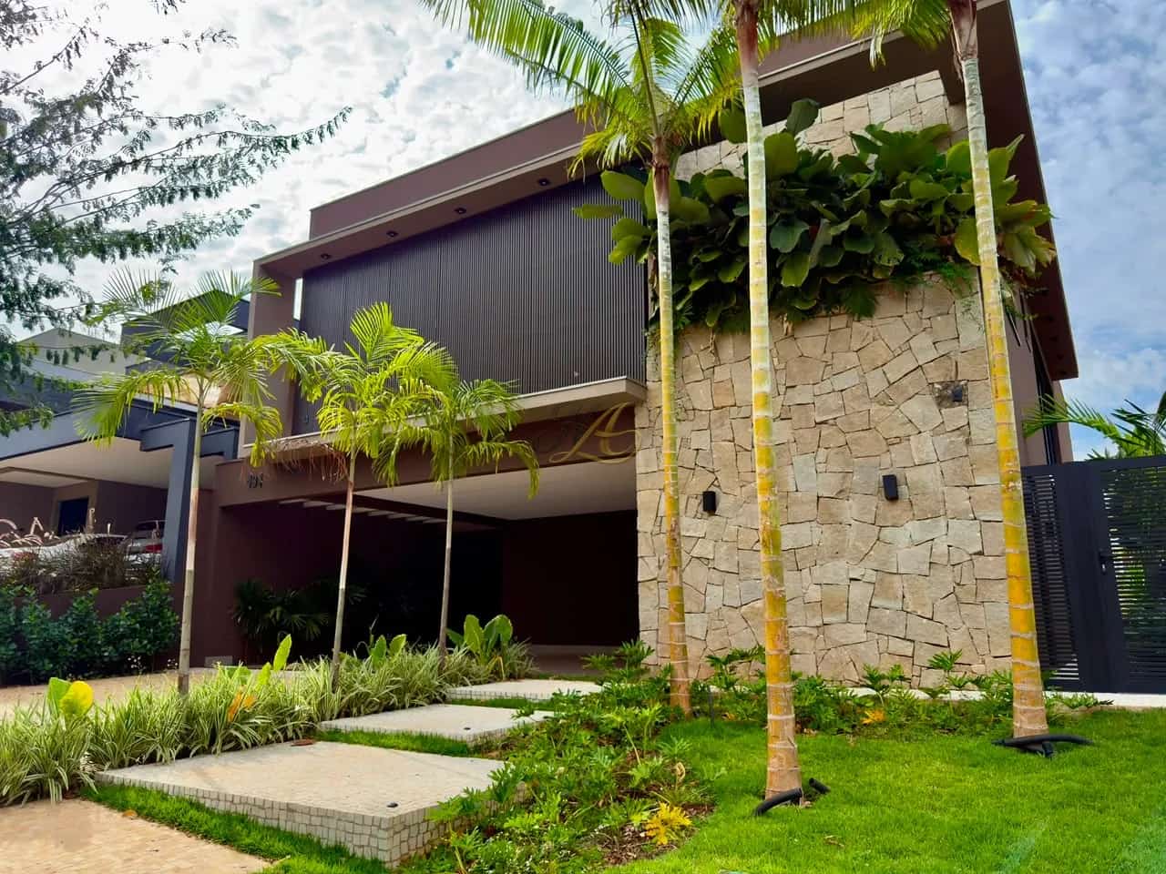 Sobrado de 450 m² com 5 suítes, elevador, piscina e sauna à venda em condomínio | Jardim Olhos D’Água
