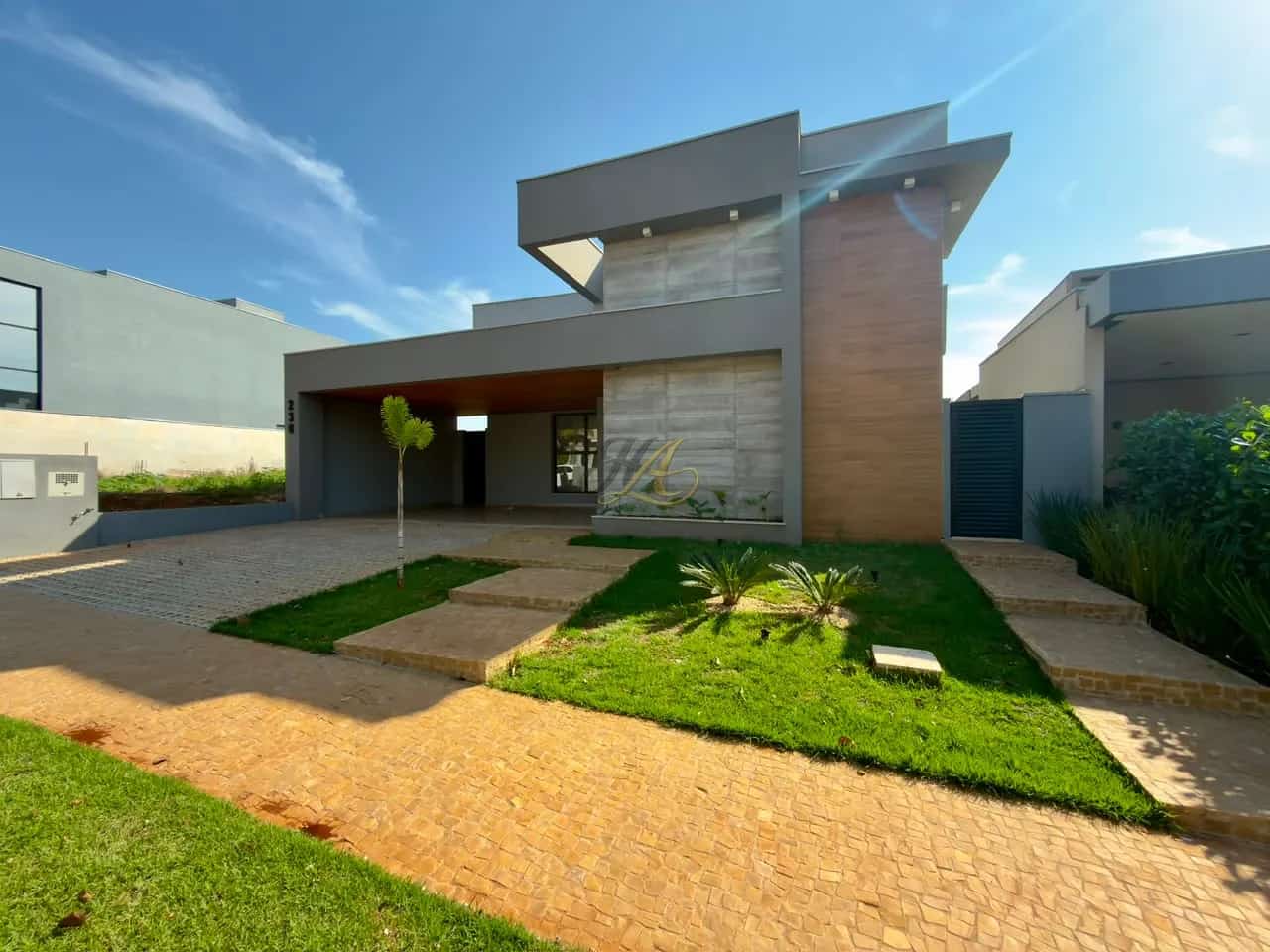 Casa térrea de 213 m² com 3 suítes, escritório e energia fotovoltaica à venda em condomínio | Vila do Golfe