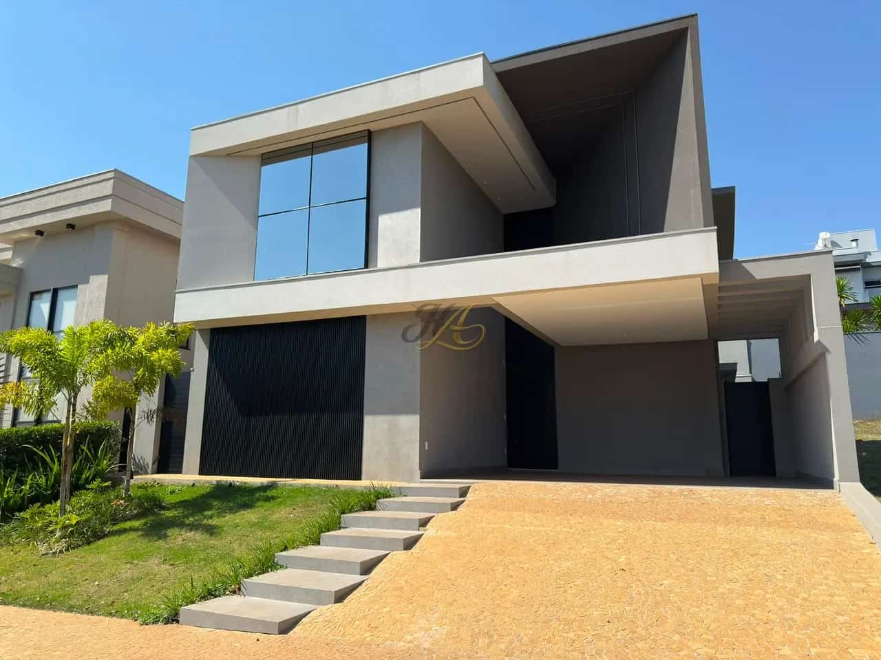 Sobrado de 250 m² com 4 suítes, piscina aquecida e marcenaria completa à venda em condomínio | Vila do Golfe