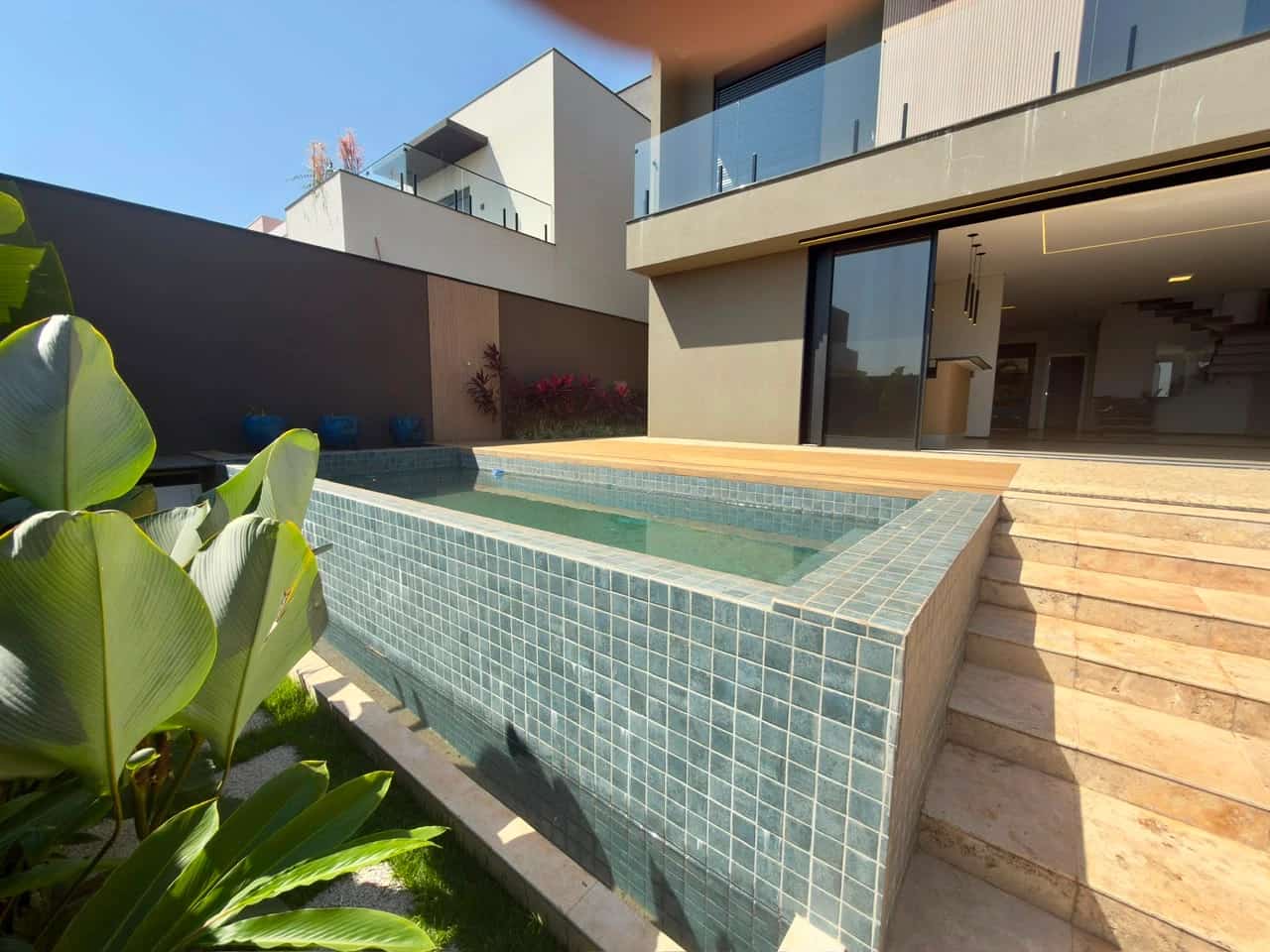 Sobrado de 320 m² com 4 suítes, piscina com borda infinita e automação à venda em condomínio | Vila do Golfe